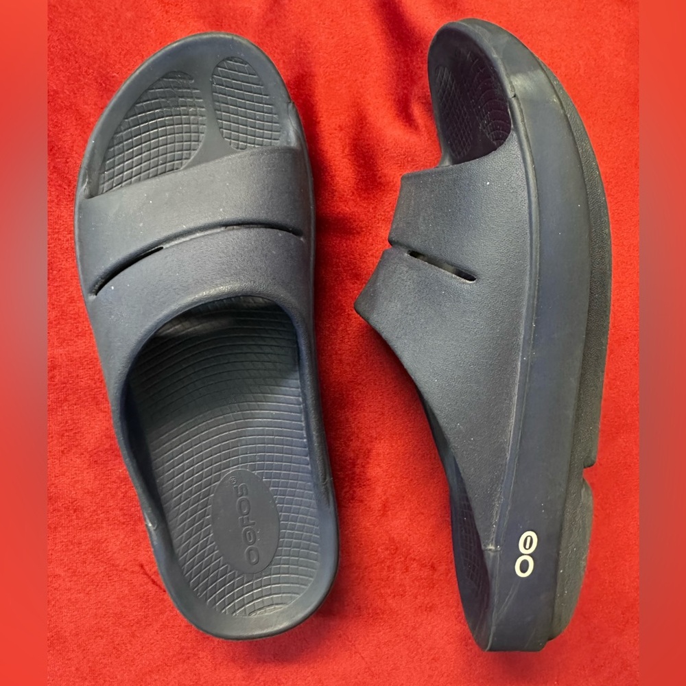 OOFOS Women’s 9 Navy Slide Sandals Men’s 7